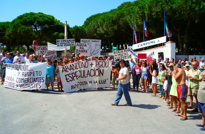 Manifestación de vecinos de Zahora y Los Caños de Meca durante el verano en la entrada de la pedanía./Cedida                    