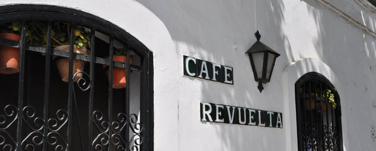 El Café revuelta está ubicado en la Avenida del Río. 