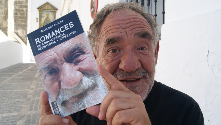 Paco Algora presenta su nuevo libro, &#34;Romances de convalecencia, existencia y esperanza&#34;. / L.R.