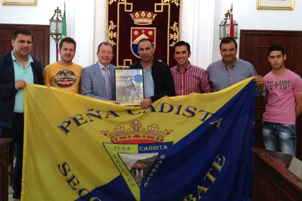 La peña Cadista junto a representantes políticos y del Cádiz CF