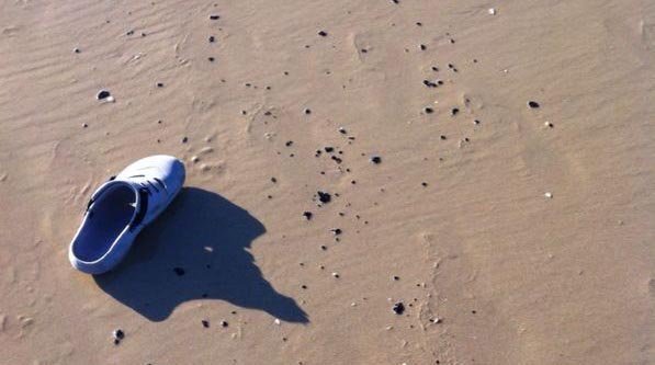 Manchas de alquitrán aparecidas en la playa de Zahara. 