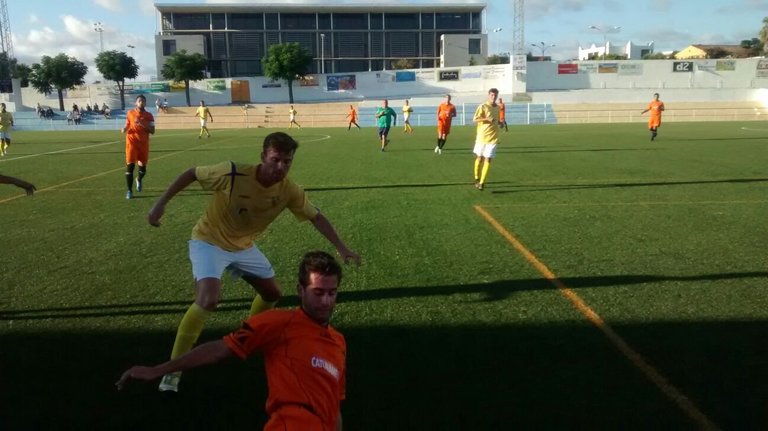 El Barbate, de naranja, pierde por un gol a cero ante el Conil. / J. Alba