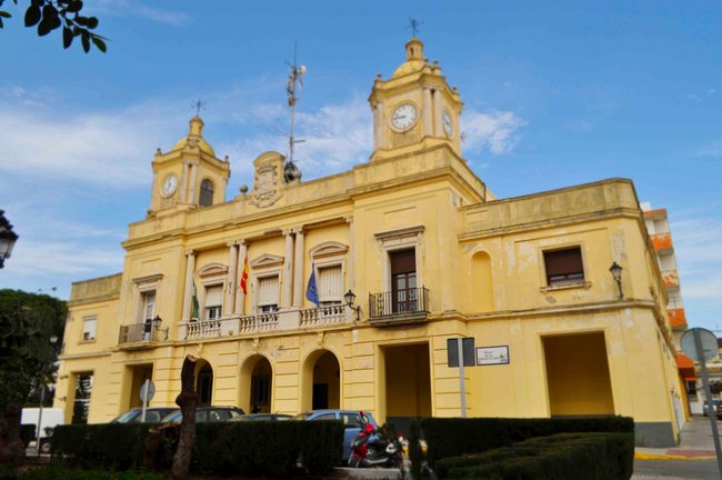 Imagen de la fachada del Ayuntamiento de Barbate.